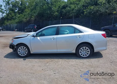 2014 Toyota Camry Le z USA, uszkodzony, nr VIN 4T4BF1FK9ER417320